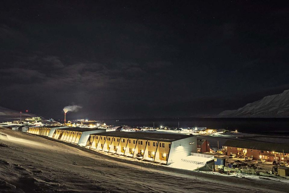 Rassikre Svalbard-hus har Nor-Bit på taket